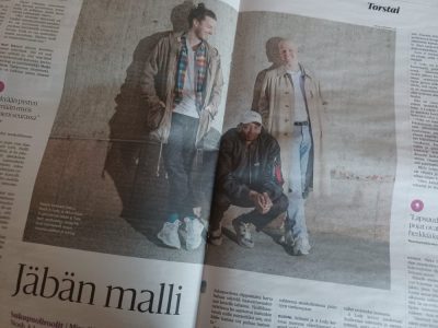 POIKA PUUN JUURELLA